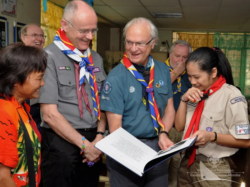 Queenie (r), her mum - Letitia (l) with Lars Kolind (Past Chairman WSF)