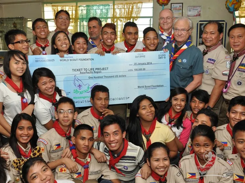 Presenting the check of $100'000 for the Ticket To Life project