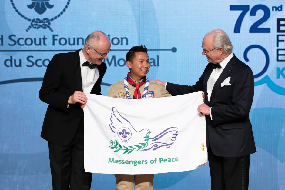 Prakash Raj Pandey presents the Messengers of Peace flag he took to the summit of Mt. Everest to HM The King of Sweden & Lars Kolind