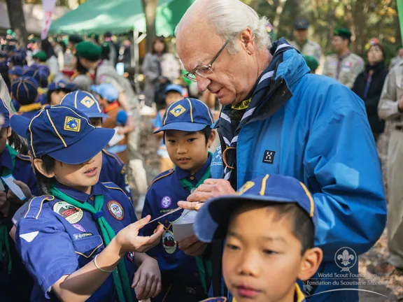 His Majesty exchanging 'thank you' cards with Japanese Cub Scouts