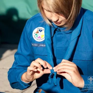 Making the friendship knot in a Scout scarf