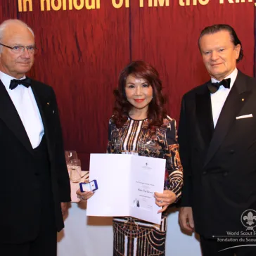 Ms Belinda TONG (HK) presented to His Majesty as a new BP Fellow