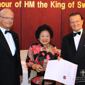 Ms HUNG Sau-wan (HK) presented to His Majesty as Benefactor Circle Member