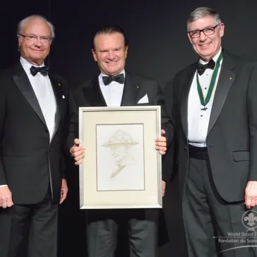 Mr Siegfried Weiser (DE), Immediate Past Chairman, receive a special gift from Mr Wayne Perry, WSF Chairman