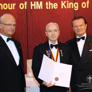 Mr LEUNG On-fook (HK) presented to His Majesty as Benefactor Circle Member