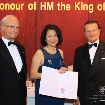 Ms Elsa WONG (HK) presented to His Majesty as Benefactor Circle Member