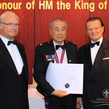 Dr Solomon LEE (HK) presented to His Majesty as International Circle Member