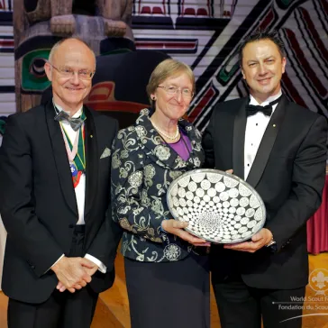 Mike Bosman (r) - new Chairman - presenting a gift to Lars Kolind (outgoing chairman) and his wife Vibeke Riemer.