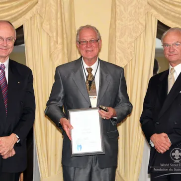 Presentation of Ed Arnold as a new member of the Honours Programme during the HP Dinner in the Rideau Club