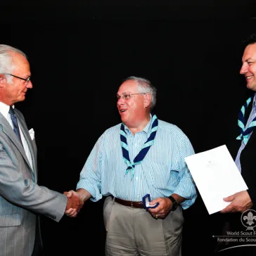 Rabbi Peter Hyman (US) presented to His Majesty as new B-P Fellow.