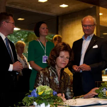 Their Majesties signing the guestbook at the Sibelius Museum