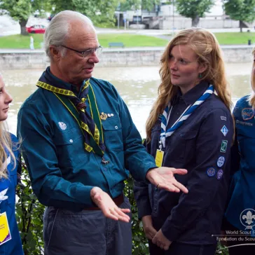 The Honorary Chairman meeting with young Scouts in preparation of the 'Meet the Press'
