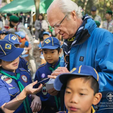 His Majesty exchanging 'thank you' cards with Japanese Cub Scouts