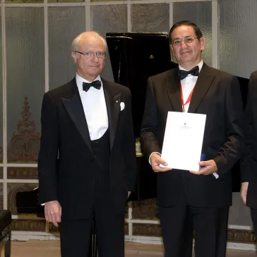 Dr Oswaldo Navas Tapia (EC) presented to His Majesty as a new BP Fellow